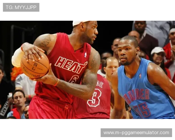 詹姆斯红色棒球服搭配眼镜，圣诞大战展现学院风